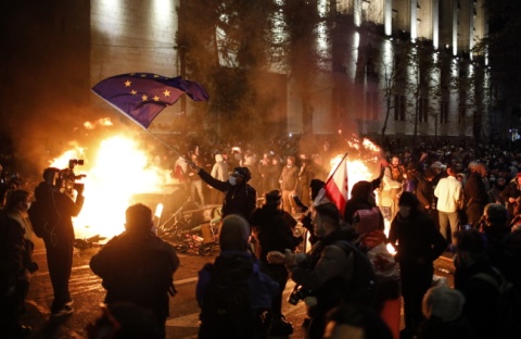 Demonstracje po decyzji premiera Gruzji ws. UE. Dziesiątki poszkodowanych