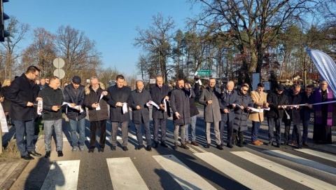 Wstęgi przecięte, oby jeździło się bezpiecznie Na tę drogę mieszkańcy czekali od 2012 roku [zdjęcia]