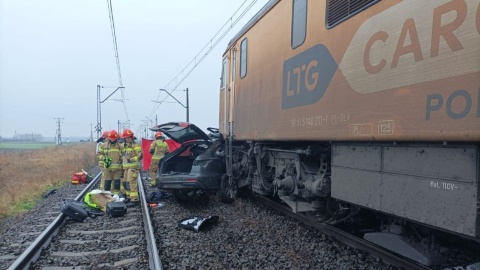 Tragedia na przejeździe w Sikorowie. Dwie osoby zginęły w zderzeniu auta osobowego z pociągiem