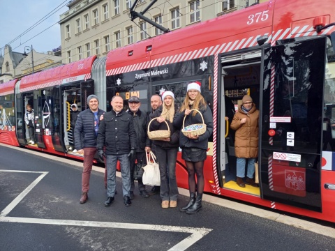 Wygląda jak prezent i jest prezentem od miasta - dla bydgoszczan. Świąteczny Tramwaj [zdjęcia]