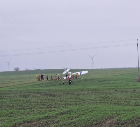 Samolot szkoleniowy rozbił się na polu niedaleko Chełmna. Dwie osoby są ranne