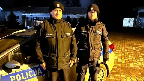 Z pomocą mieszkańców i na własnych plecach. Policjanci z Lipna ratowali ludzi z pożaru [zdjęcia]