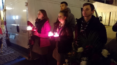 O północy pod tablicą w Toruniu zapłonęły znicze. Rocznica wprowadzenia stanu wojennego