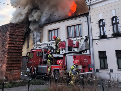 Pożar kamienicy w Golubiu-Dobrzyniu. Z ogniem walczyło 10 zastępów straży pożarnej