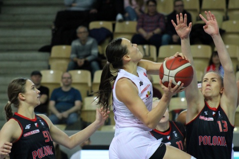 Basket odnosi pierwszy triumf. Energa przegrywa na własnym parkiecie