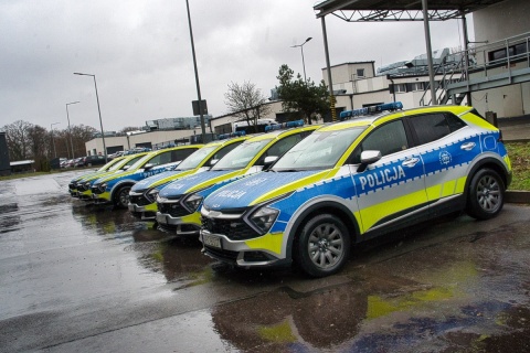 Policja chwali się sprzętem. Na drogi Pomorza i Kujaw wyjadą nowe radiowozy i quady [zdjęcia]