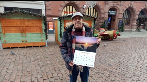 Toruński fotograf wydał kalendarz w szczytnym celu. Pomoże między innymi osobom bezdomnym