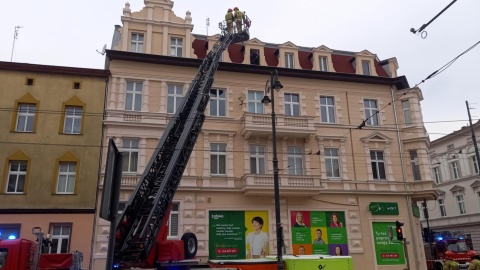 Zdesperowany mężczyzna na trzeci piętrze kamienicy przy Gdańskiej. Na miejscu policyjny negocjator