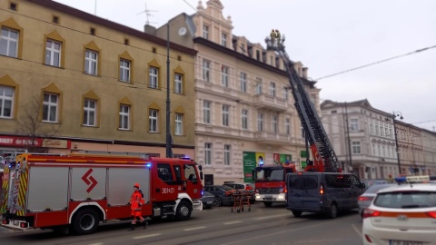 Zdesperowany mężczyzna w kamienicy przy Gdańskiej. Na miejscu policyjny negocjator [AKTUALIZACJA]