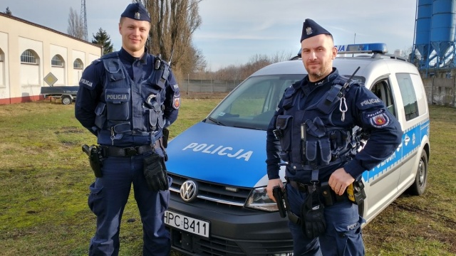 Roczny chłopiec miał kłopoty z oddychaniem. Dzięki policjantom szybko dotarł do szpitala