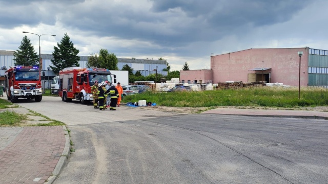 Kwas fosforowy wylewa się z ciężarówki na drogę Akcja strażaków w Żninie