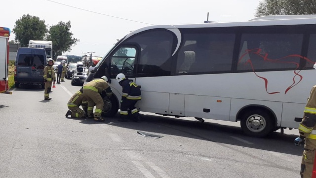 Zderzenie samochodu osobowego z busem, którym jechało 16 dzieci. Wypadek pod Świeciem