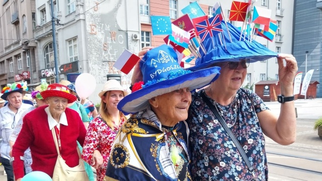 Jakie kapelusze najmodniejsze w tym sezonie Seniorzy w centrum Bydgoszczy [wideo, zdjęcia]