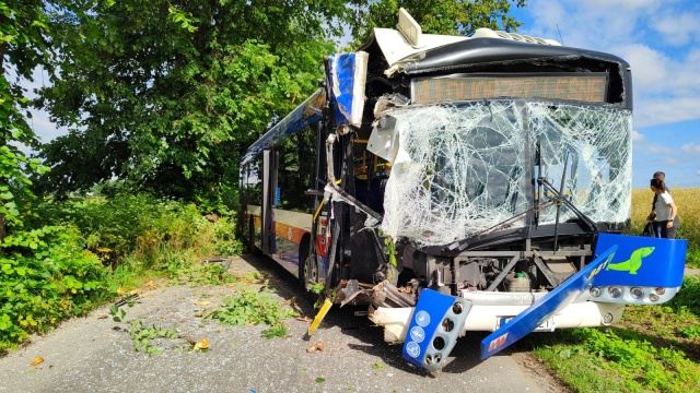Autobus uderzył w drzewo w Kusowie w gminie Dobrcz Sześć osób zostało rannych