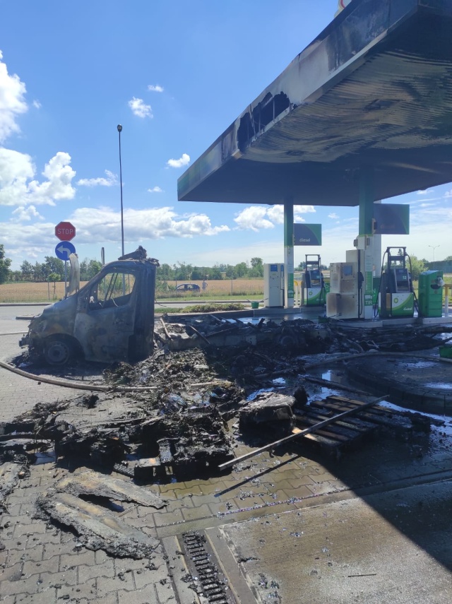Spłonął samochód na stacji paliw na autostradzie A1. Ewakuowano pięćdziesiąt osób