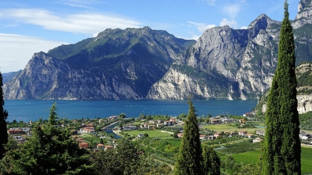 Włochy: Kryzys sanitarny w miasteczku nad jeziorem Garda. Fala zakażeń przewodu pokarmowego