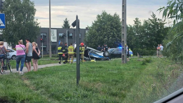 Radiowóz dachował w Toruniu. Wcześniej zderzył się z samochodem osobowym