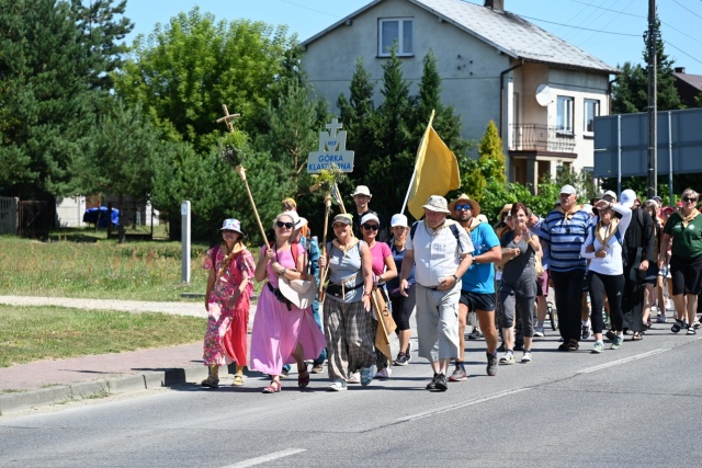 Pątnicy z Bydgoszczy dotarli na Jasną Górę. Pielgrzymka może być formą dawania świadectw [wideo]