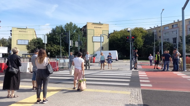 Koniec prac na Wojska Polskiego w Bydgoszczy. Kładkę zastąpiło przejście i światła [zdjęcia, wideo]