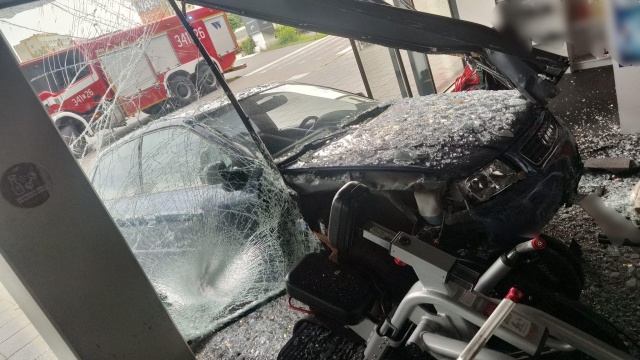 Opona wystrzeliła, kierowca stracił panowanie nad autem i wjechał w Arenę Toruń [zdjęcia]