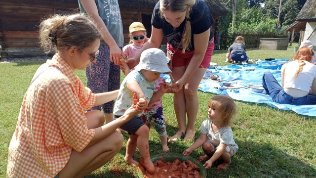 Lepili, ugniatali i oczywiście się brudzili Glina tematem przewodnim zajęć Etnowyprawka [zdjęcia]