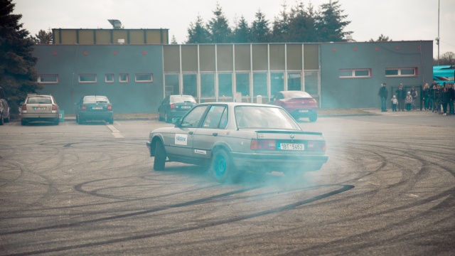 Driftowali wieczorem na parkingu w Nakle. Policjanci zatrzymali trzech mężczyzn