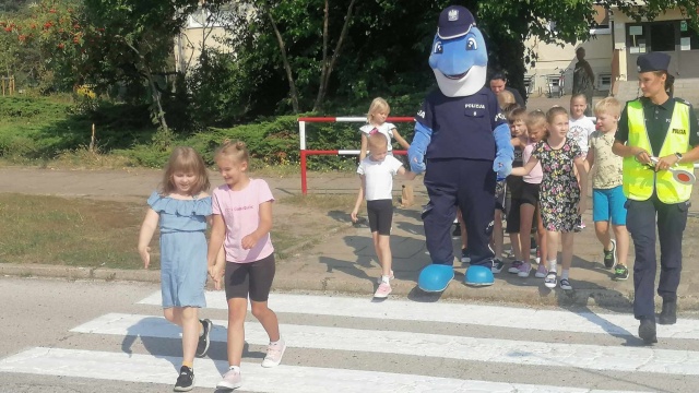 W takim towarzystwie aż chce się iść do szkoły. Policyjny Polfinek odprowadzał dzieci [wideo]