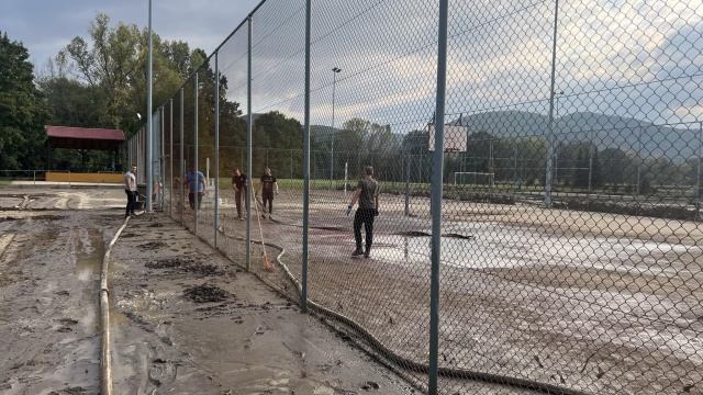 Jesteście wielcy. Szkoła w zalanym Bardzie dziękuje bydgoskim policjantom