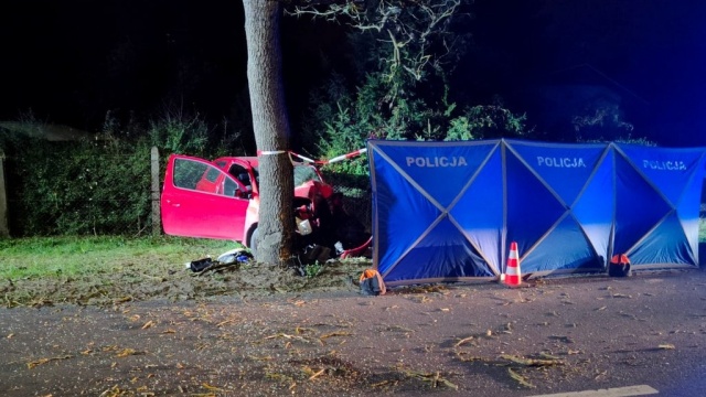 26-latek zjechał na pobocze i uderzył w drzewo. Śledztwo po tragicznym wypadku w Bydgoszczy