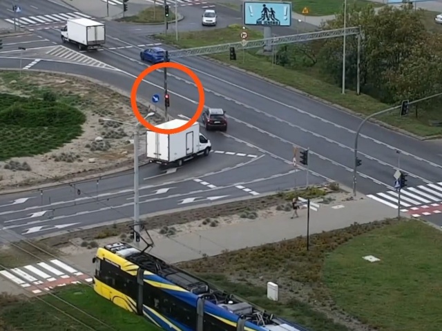 Wjazd na czerwonym mu nie umknął Kierowców w Toruniu obserwował dron [wideo]