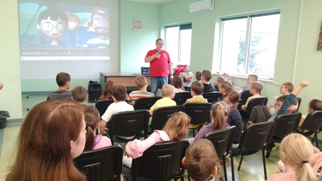 Ilu boisk potrzeba, żeby pociąg się zatrzymał Uczą dzieci, czego nie wolno robić na torach