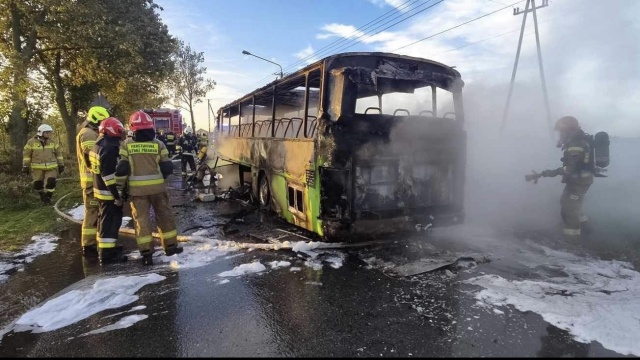 Pożar autobusu na drodze powiatu włocławskiego. Kierowca zdołał uciec z pojazdu [zdjęcia]