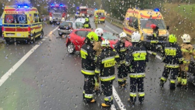 Karambol czterech samochodów na krajowej dziesiątce. Trzy osoby ranne