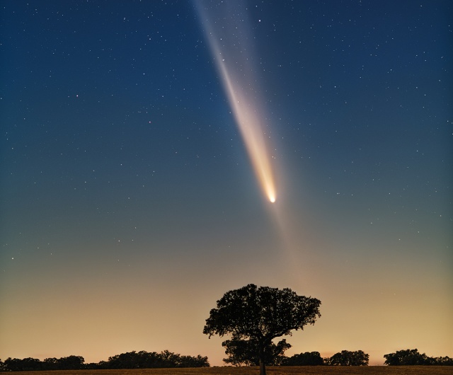 Robi furorę nie tylko wśród miłośników astronomii. Kometa stulecia na niebie [wideo]