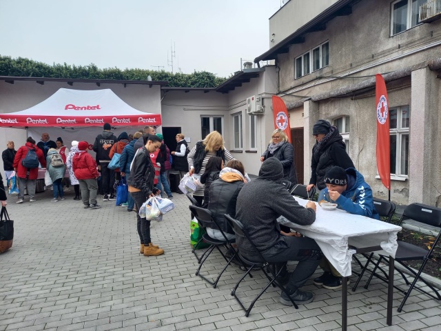 Rozdali zupę i paczki żywnościowe. Bydgoski PCK przypomina, że wokół nas są ludzie głodni [zdjęcia]