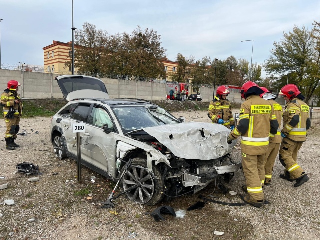 Przeciął pas zieleni, dwa pasy jezdni i skasował betonowy mur. Trzy osoby w szpitalu