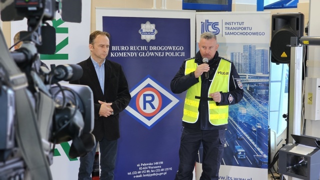 Oświetlaj, nie oślepiaj Policja i stacje kontroli pojazdów inaugurują kampanię