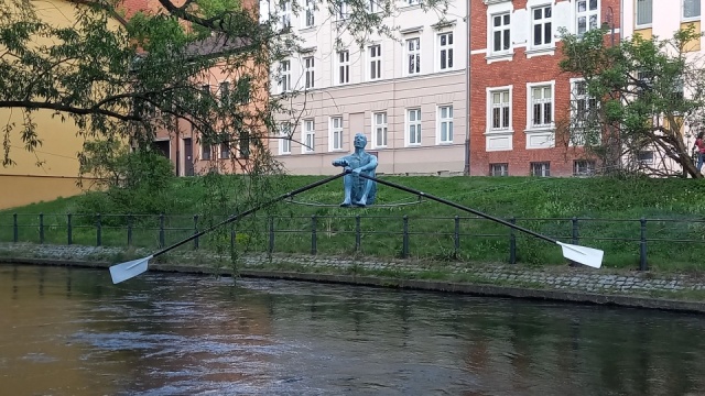 Dwie z balansujących rzeźb zostaną w Bydgoszczy Ma też powstać nowa  kobieca