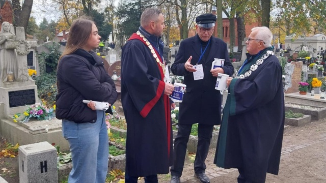 Znani bydgoszczanie biorą udział w kweście. Z puszkami stoją m.in. prezydent miasta i minister