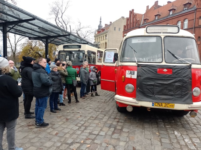 Autobusy jeżdżą po Toruniu od stu lat Sentymentalna podróż ogórkiem na jubileusz [wideo]