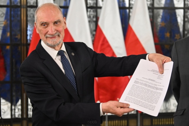 Macierewicz złożył zawiadomienie do prokuratury ws. zespołu badającego podkomisję smoleńską