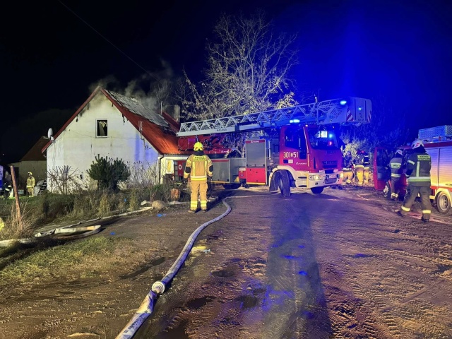 Kolejny pożar w regionie. Strażacy walczyli z ogniem w podbydgoskiej Kobylarni