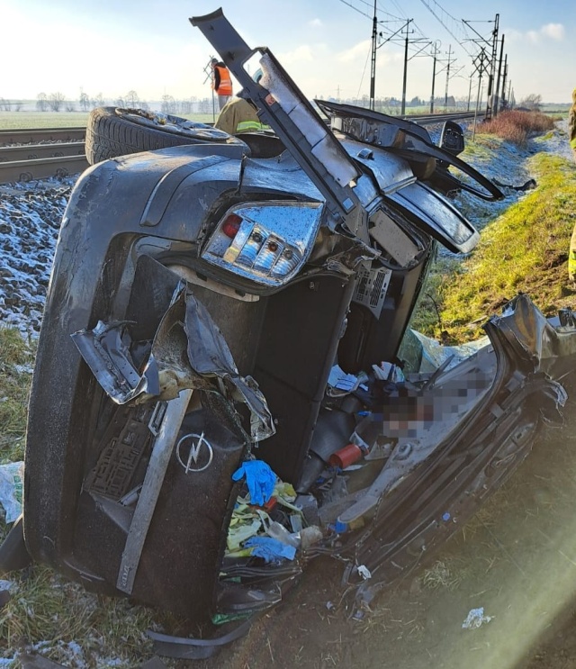 Zderzenie auta i pociągu na przejeździe koło Turzna. Kierowcę trzeba było wydobyć z pojazdu [zdjęcia]