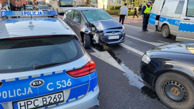 Po pijanemu uszkodził pięć pojazdów. Zatrzymali go policjanci po służbie i świadek