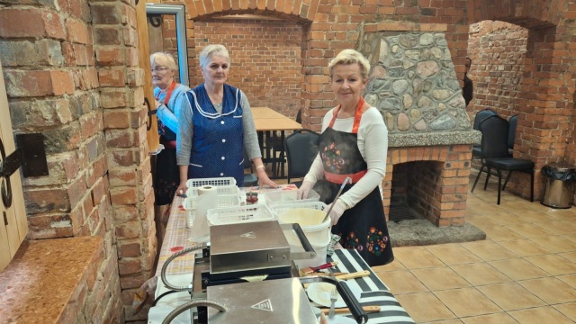 Pomagają powodzianom na słodko. Gospodynie z Unisławia sprzedają gofry, a środki przekazują [WYNIKI]