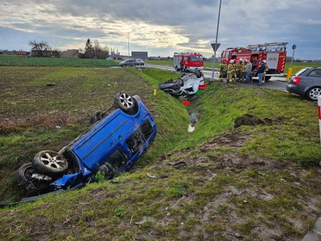 Wypadek na drodze wojewódzkiej pod Włocławkiem. Dwa samochody wpadły do rowu