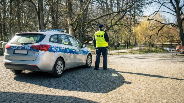 Jedni mundur zamawiają, inni odkurzają. W regionie coraz więcej chętnych do pracy w policji