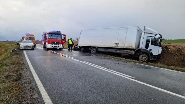 Śmiertelny wypadek na DK nr 25 w Mąkowarsku. Zderzenie czterech aut, jedna osoba nie żyje