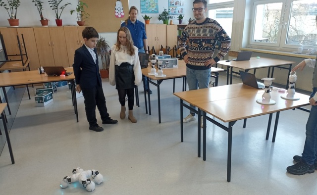 Roboty w jednej ławce z uczniami. Unikatowe laboratorium w toruńskiej podstawówce [zdjęcia, wideo]