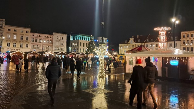 Koniec jarmarku w strugach deszczu. Życzenia od władz miasta i biskupa bydgoskiego [wideo]